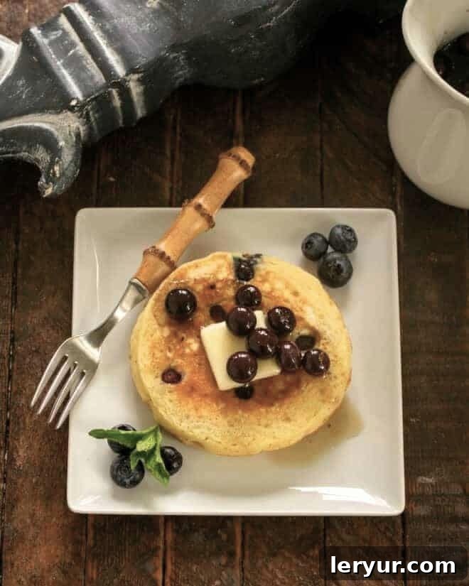 Yaban Mersinli Akçaağaç Şuruplu Ayranlı Pankekler 2 Stack of fluffy buttermilk pancakes drizzled with blueberry maple syrup.